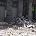 Homlokzati fal dőlt az utcára és parkoló autókra Budapest belvárosában (9)