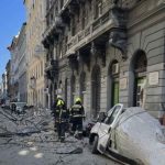 Homlokzati fal dőlt az utcára és parkoló autókra Budapest belvárosában . Fotó: MTI