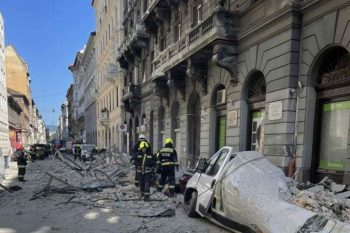 Homlokzati fal dőlt az utcára és parkoló autókra Budapest belvárosában . Fotó: MTI