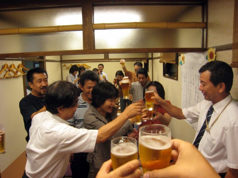 Részeg japán hivatalnok