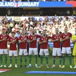 A magyar csapat a himnuszt énekli