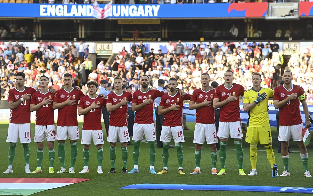 A magyar csapat a himnuszt énekli