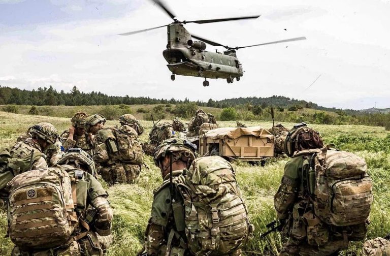 nato katonaság helikopter