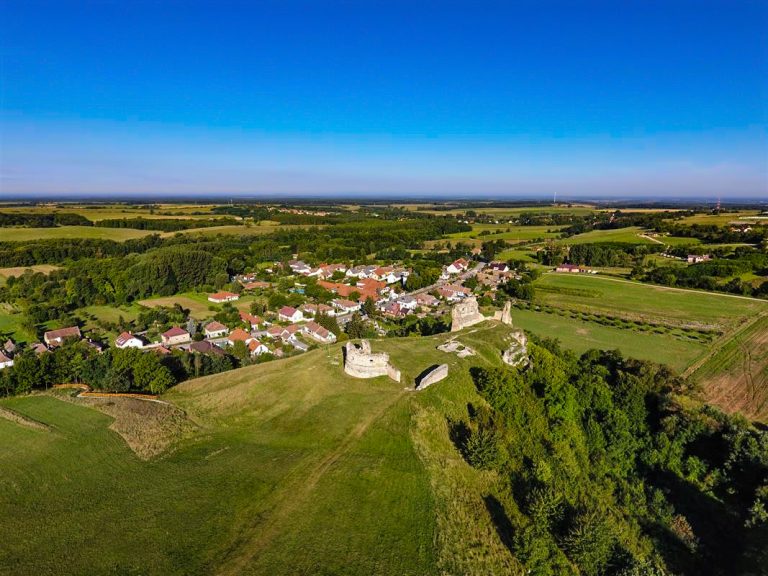 Döbrönte - a vár és a község