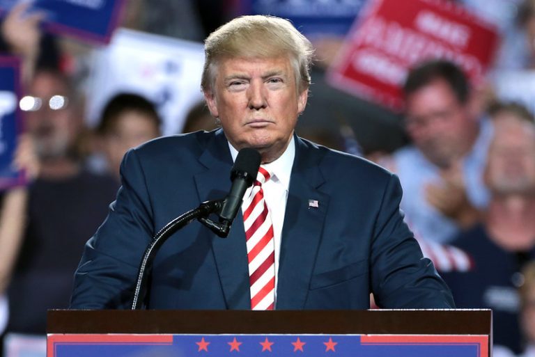 Donald Trump elnökjelölti vita beszél felmérés