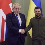 Johnson és Zelenszkij kezet fog