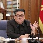 Kim Dzsong Un magyaráz