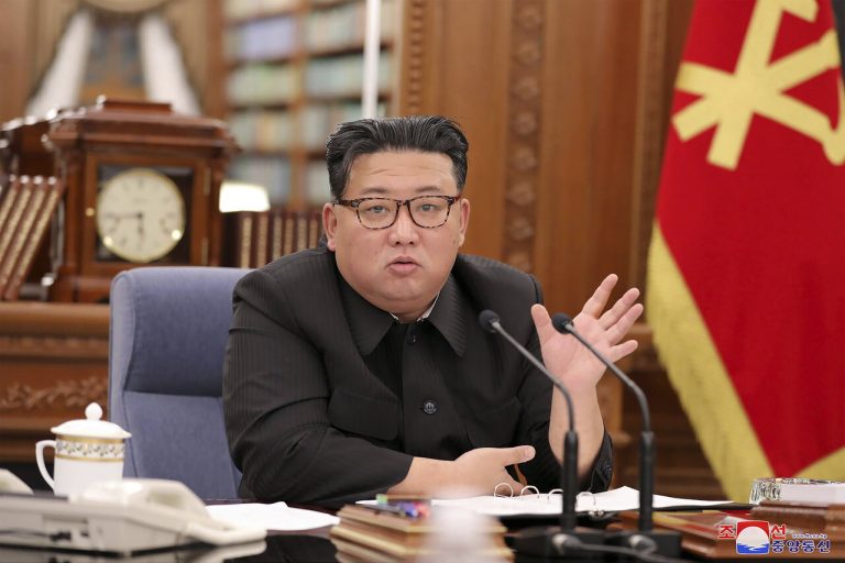 Kim Dzsong Un magyaráz