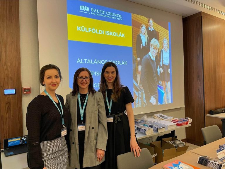 Olga Govor, a Baltic Council egyik alapítója (k), Natalia, lett study abroad manager (b), Réka a magyar irodából (j)