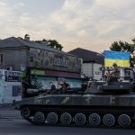 Ukrán harckocsi zászlóval