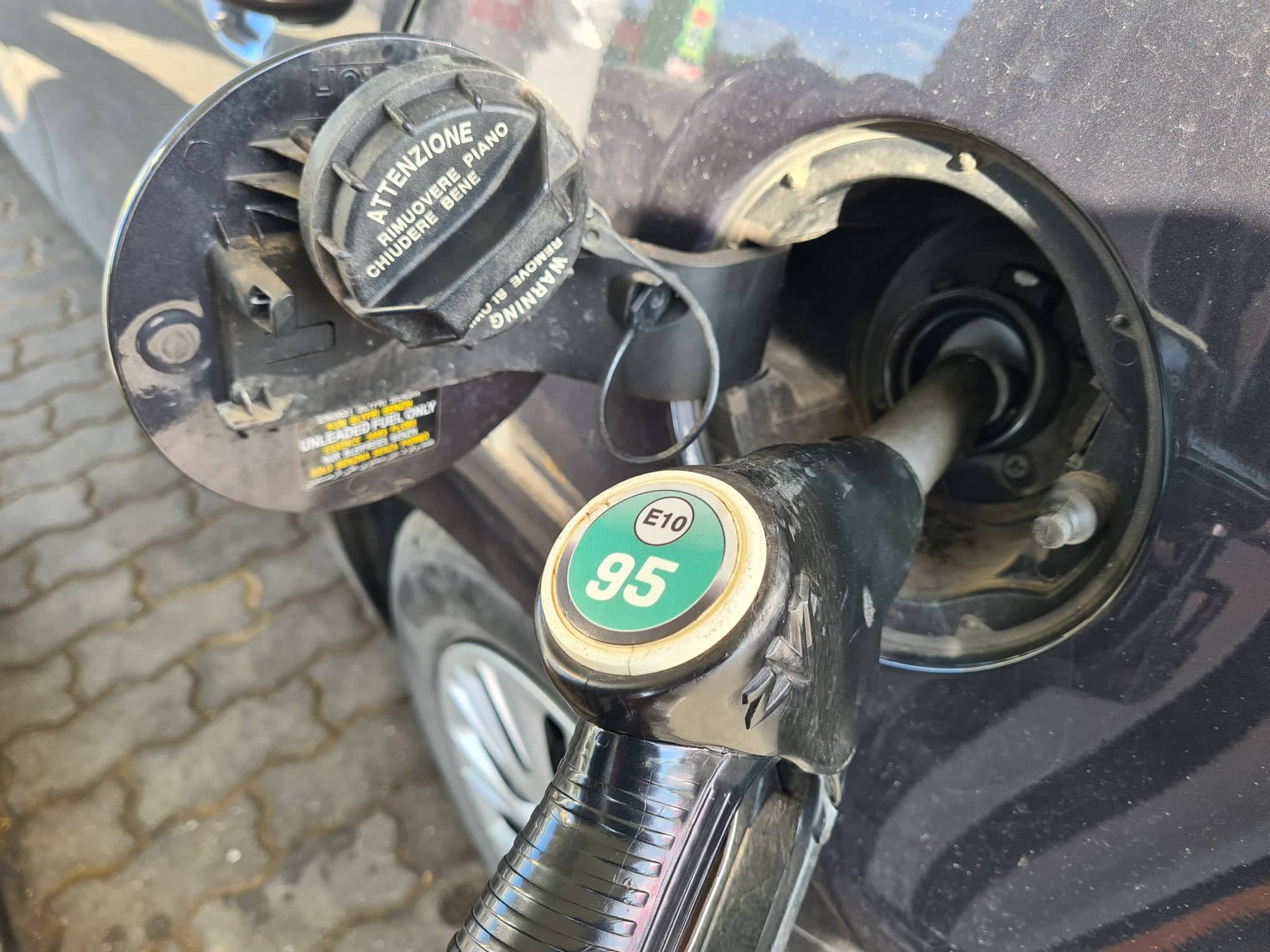 üzemanyag 95 benzin tankolás