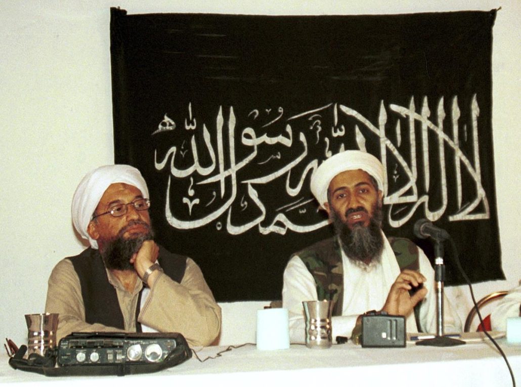Hoszt, 2022. augusztus 2. 1998-ban az afganisztáni Hosztban készített kép Ajmán az-Zaváhíriről (b) és Oszama bin Ladenről, az al-Kaida nemzetközi iszlamista terrorszervezet vezetőjéről. Zaváhírit, az al-Kaida későbbi vezetőjét 2022. július 31-én Kabulban egy amerikai dróntámadás megölte. Brit sajtóértesülés szerint Zaváhírit az amerikai Központi Hírszerző Ügynökség (CIA) likvidálta. MTIAPMazhar Ali Hán