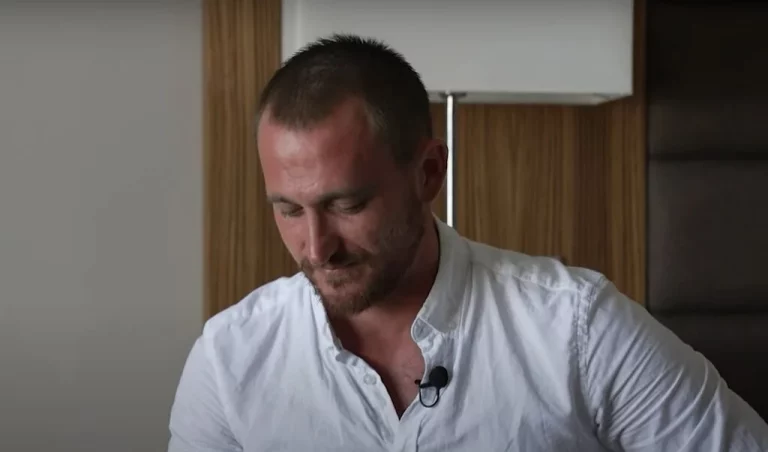 Orosz ejtőernyős kitálal