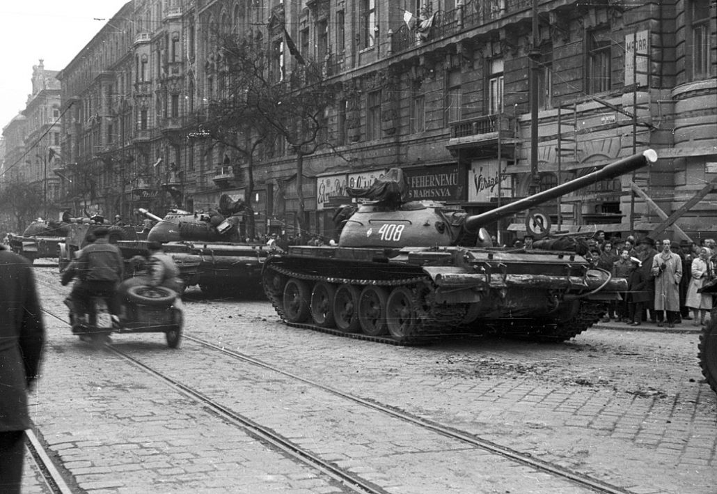 Szovjet tank Budapest utcáján 1956-ban (Wikipédia)