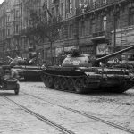 Szovjet tank Budapest utcáján 1956-ban (Wikipédia)
