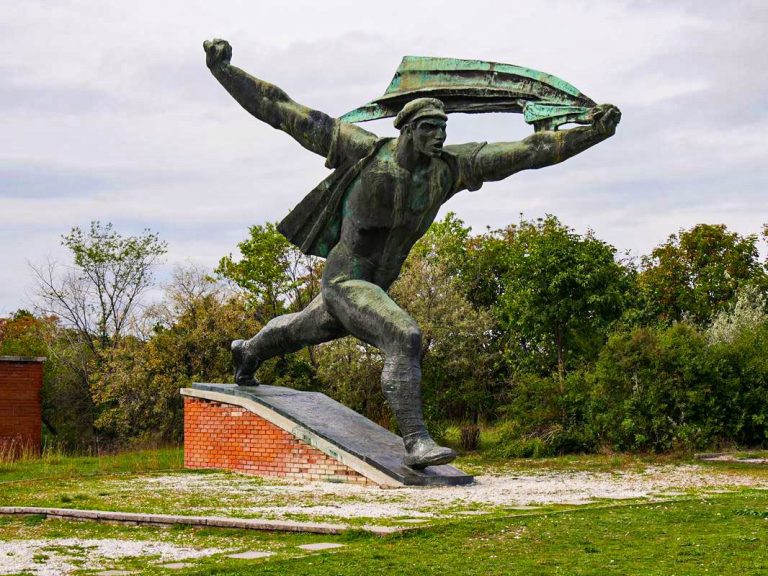 A Tanácsköztársaság emlékműve a Felvonulás térről