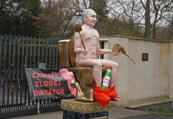 Arany WC-n ülő Putyin megvásárolható