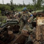 Ukrán katona kilőtt orosz harckocsin
