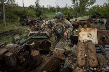 Ukrán katona kilőtt orosz harckocsin
