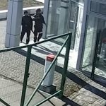 orosz katona civileket gyilkol