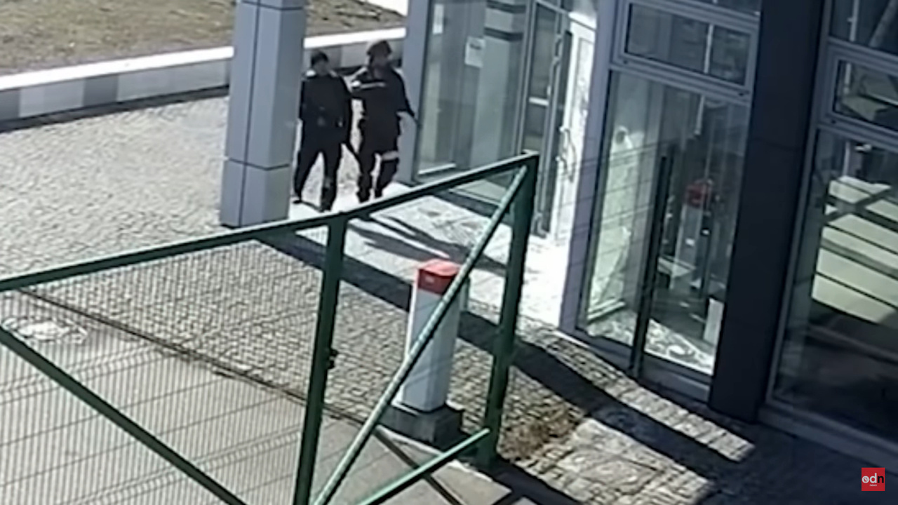 orosz katona civileket gyilkol