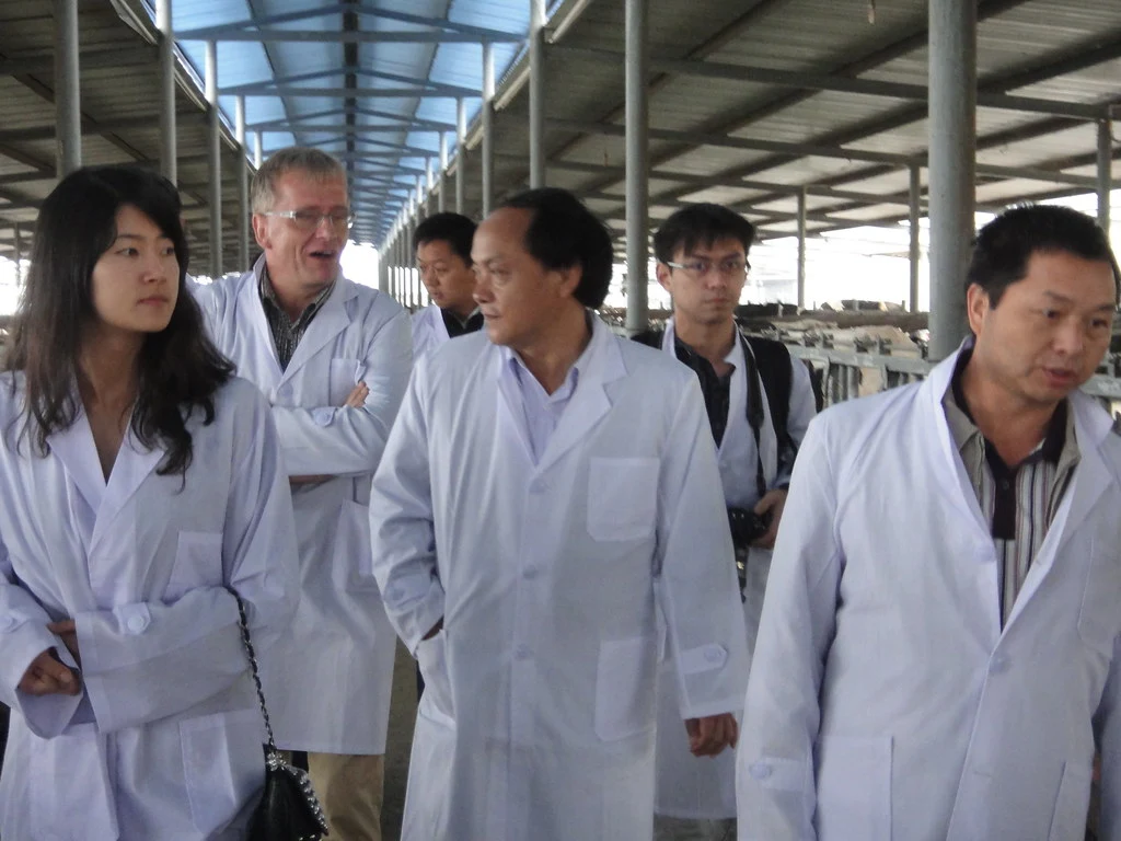 Atomtudósokat és rakétafejlesztőket nyúl le Kína