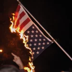 Égő amerikai zászló