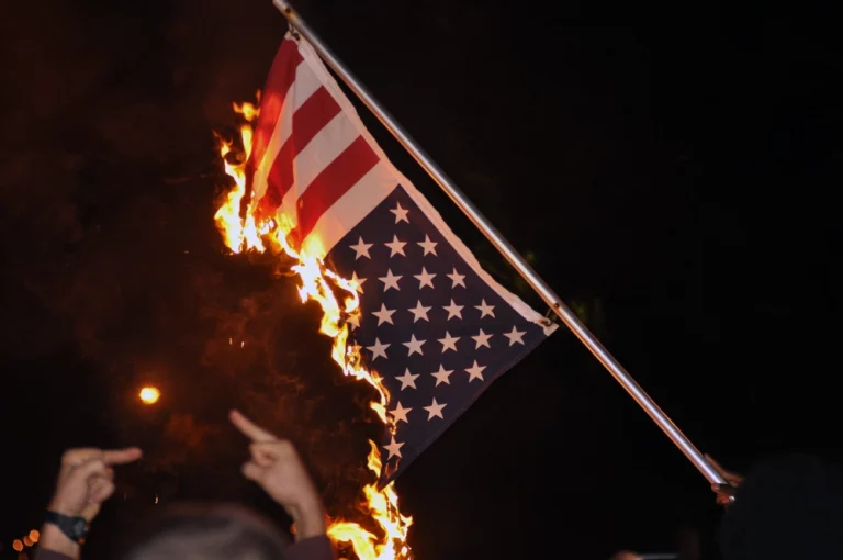 Égő amerikai zászló
