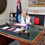 Liz Truss telefonál