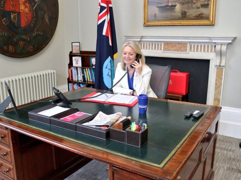 Liz Truss telefonál