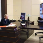 Putyin orosz elnök videókonferencián