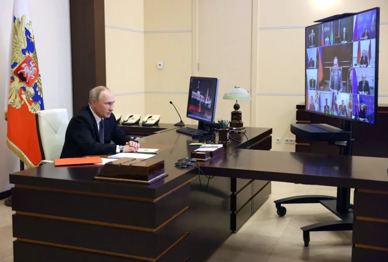 Putyin orosz elnök videókonferencián
