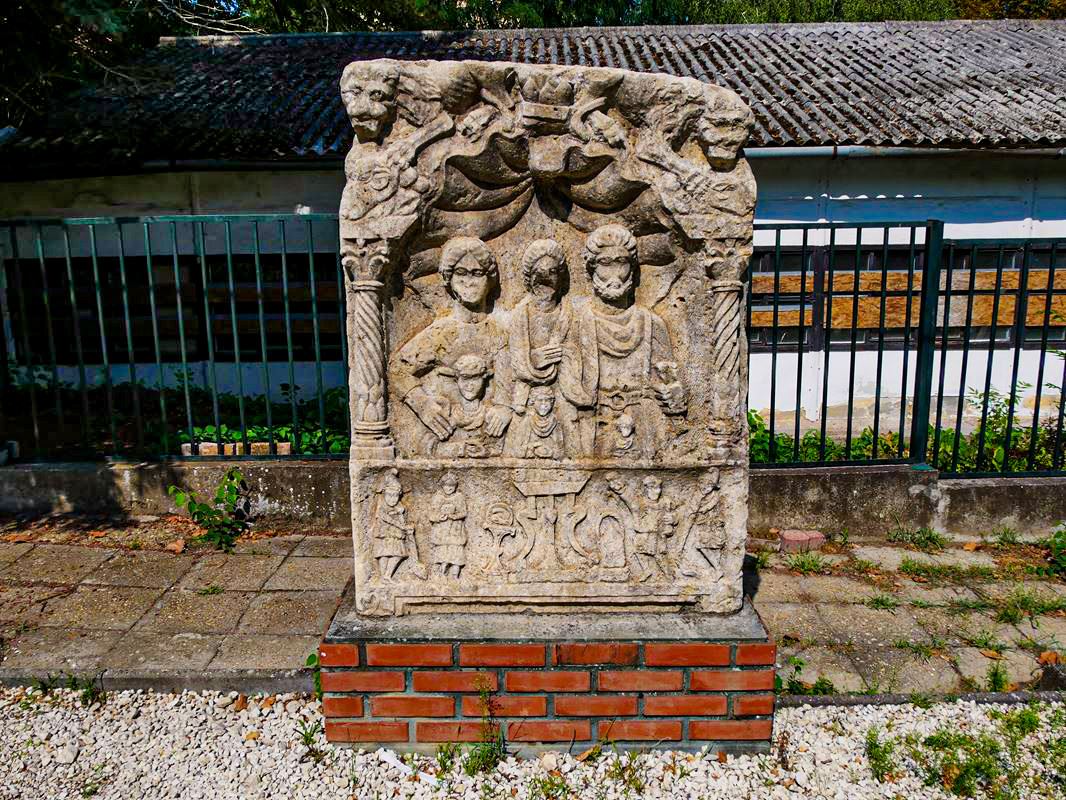 Monumentos romanos de piedra en el patio del Museo Metrica