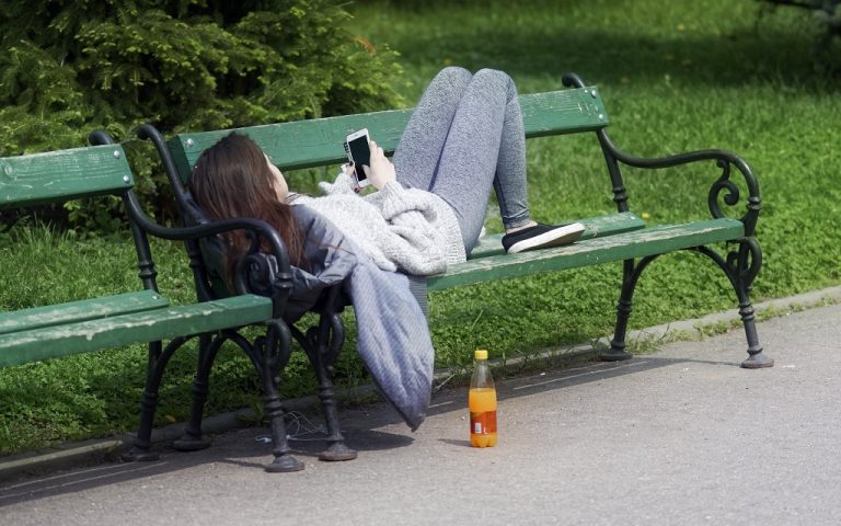 lány telefonnal