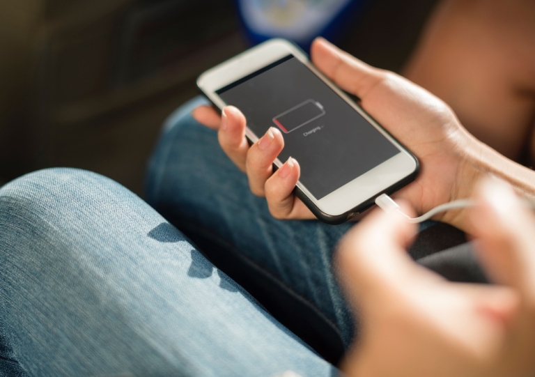 mobiltelefon töltő