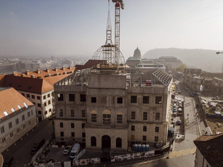 A bokrétafa az egykori Honvéd Főparancsnokság tetején