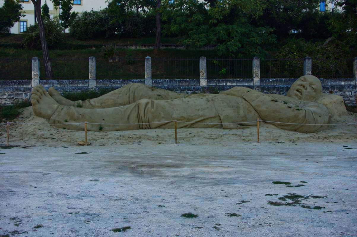 Az alvó óriás homokszobra