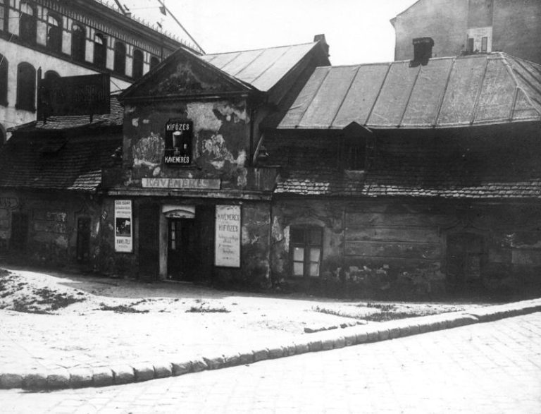 Fortepan/Szabó Lóránt, Kávé kimérés a Török utca és a Frankel Leó utca sarkán Budapesten, 1914.