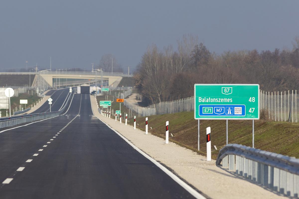 Újabb négysávos útszakasszal gazdagodott a magyar úthálózat. Fotó: NIF
