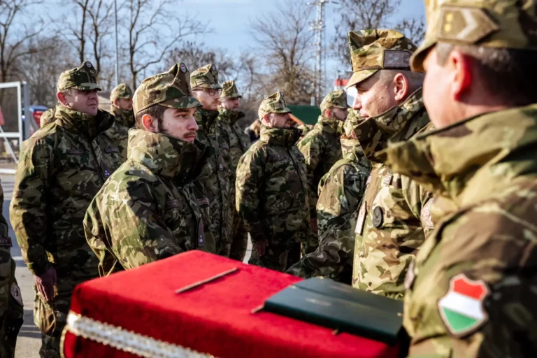 Magyar katona szerb határ