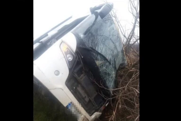 Busz az árokban