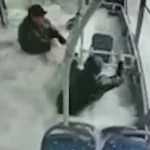 Török busz csapódott tóba utasokkal együtt