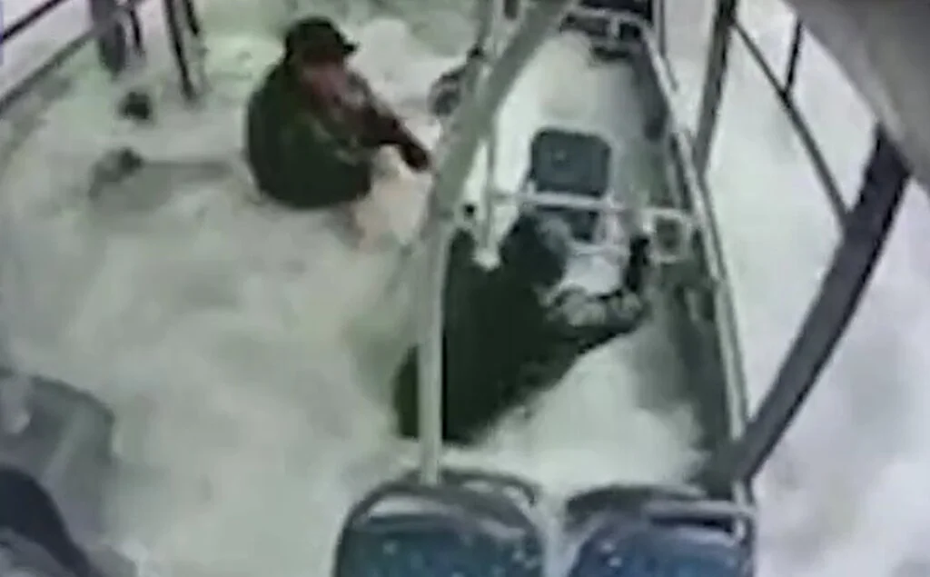 Török busz csapódott tóba utasokkal együtt