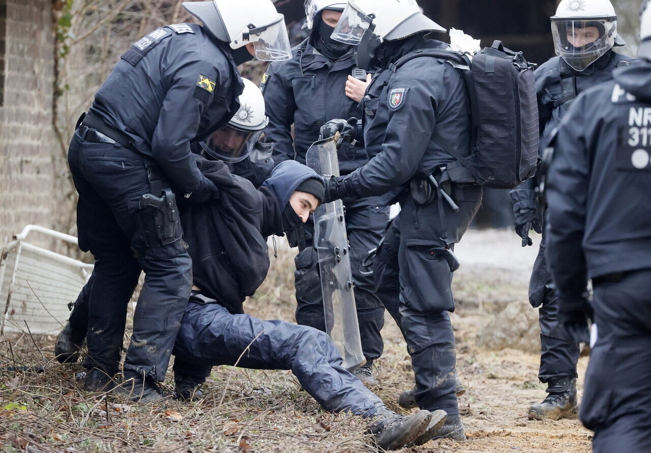rohamrendőr németország aktivisták