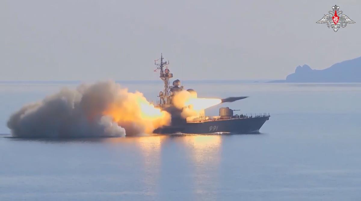 Az orosz védelmi minisztérium sajtószolgálata által közreadott, videófelvételről készített képen szuperszonikus hajóelhárító rakétákat lőnek ki egy gyakorlat során a Japán (Keleti)-tengeren kijelölt célpontra 2023. március 28-án. Fotó: MTI/AP/Orosz védelmi minisztérium sajtószolgálata