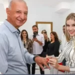 65 éves polgármester 16 éves feleség