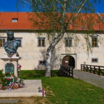 Borsi várkastélya és a fejedelem szobra