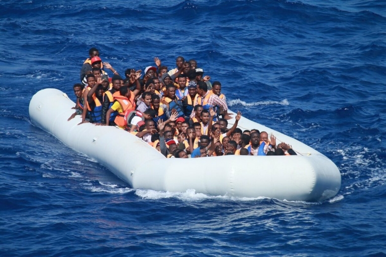 Migránsok gumicsónakon