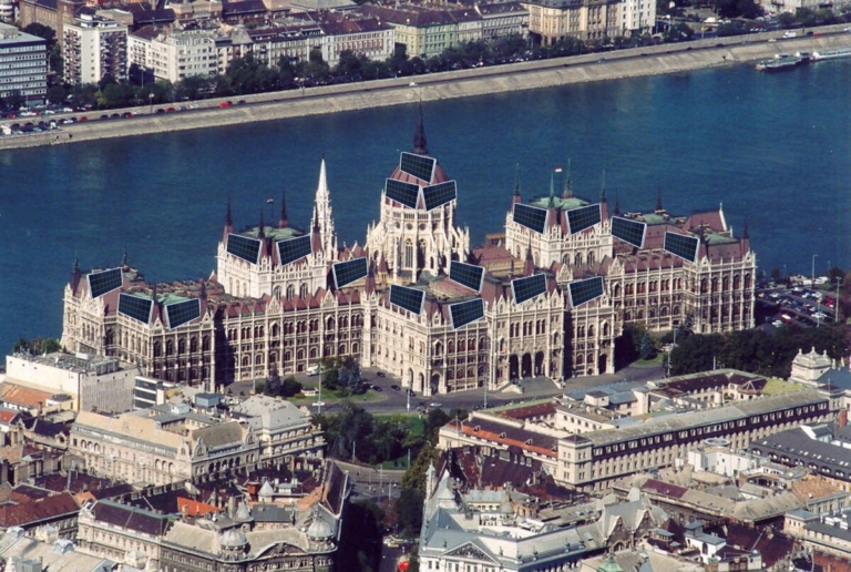 Parlament napelemekkel