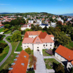 A külső vár udvara és a belső vár
